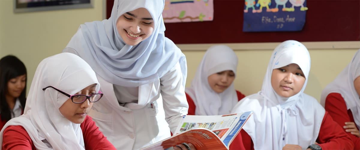Foto: guru mendampingi siswa belajar di kelas Link Education Centre.