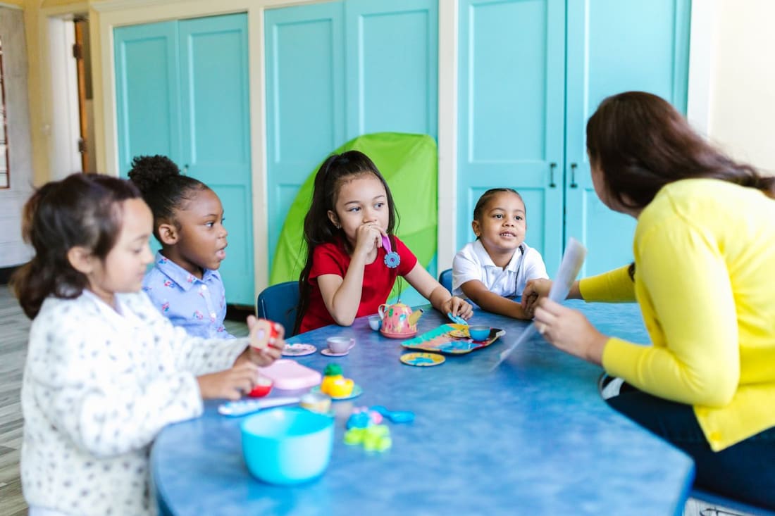 Anak-anak beraktivitas di kelas.